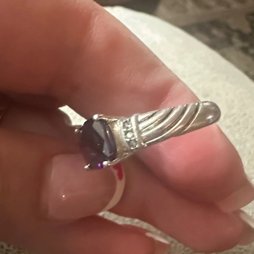Elegant Silver and Purple Gemstone Ring - Picture 2 of 4